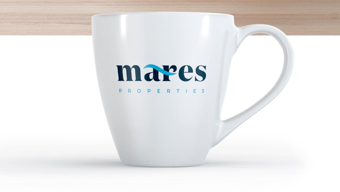 Taza blanca con el logotipo de Mares Properties en azul marino y celeste