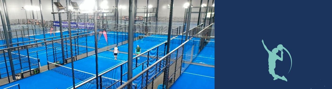 Fotografía de las pistas de pádel indoor junto al isotipo del jugador