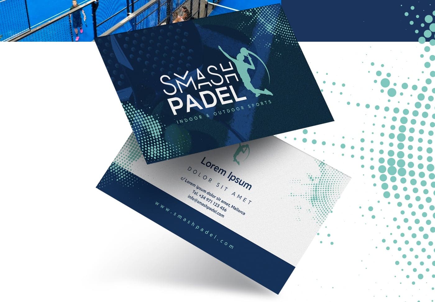 Mockup de tarjetas de visita azul marino con el logotipo de Smash Padel