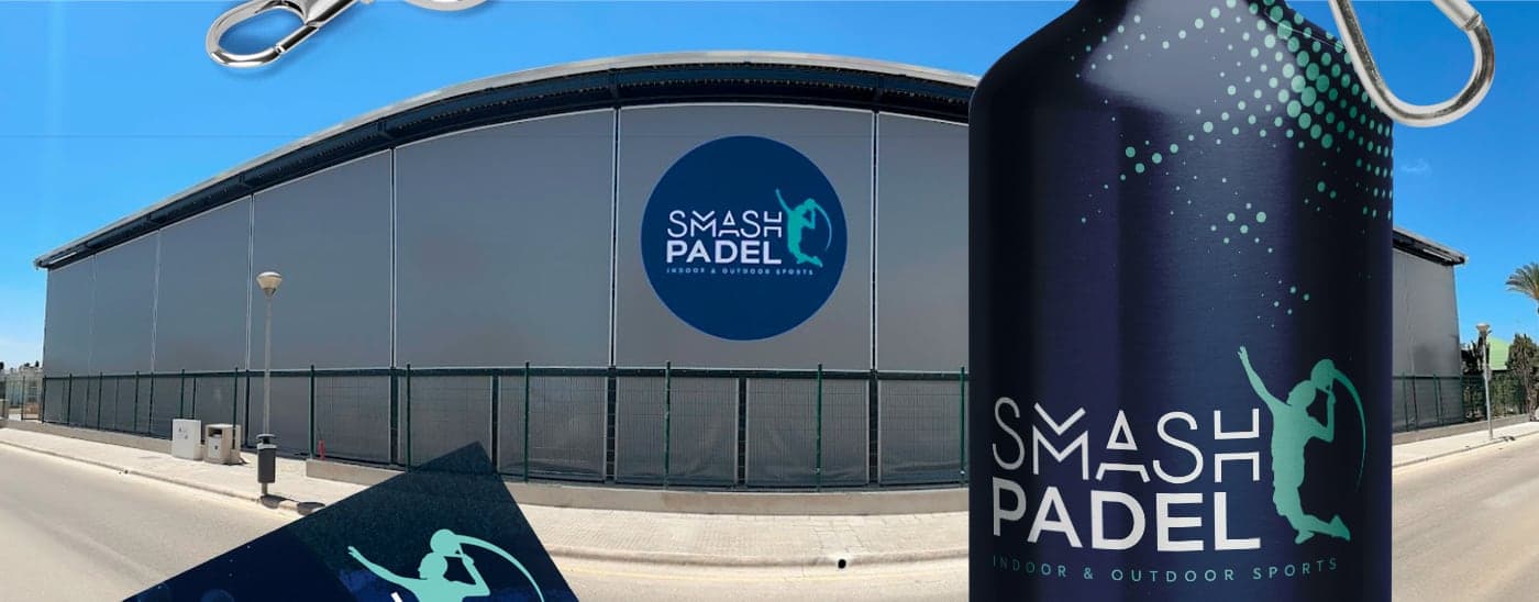 Fachada del club con el logo circular y una botella de aluminio