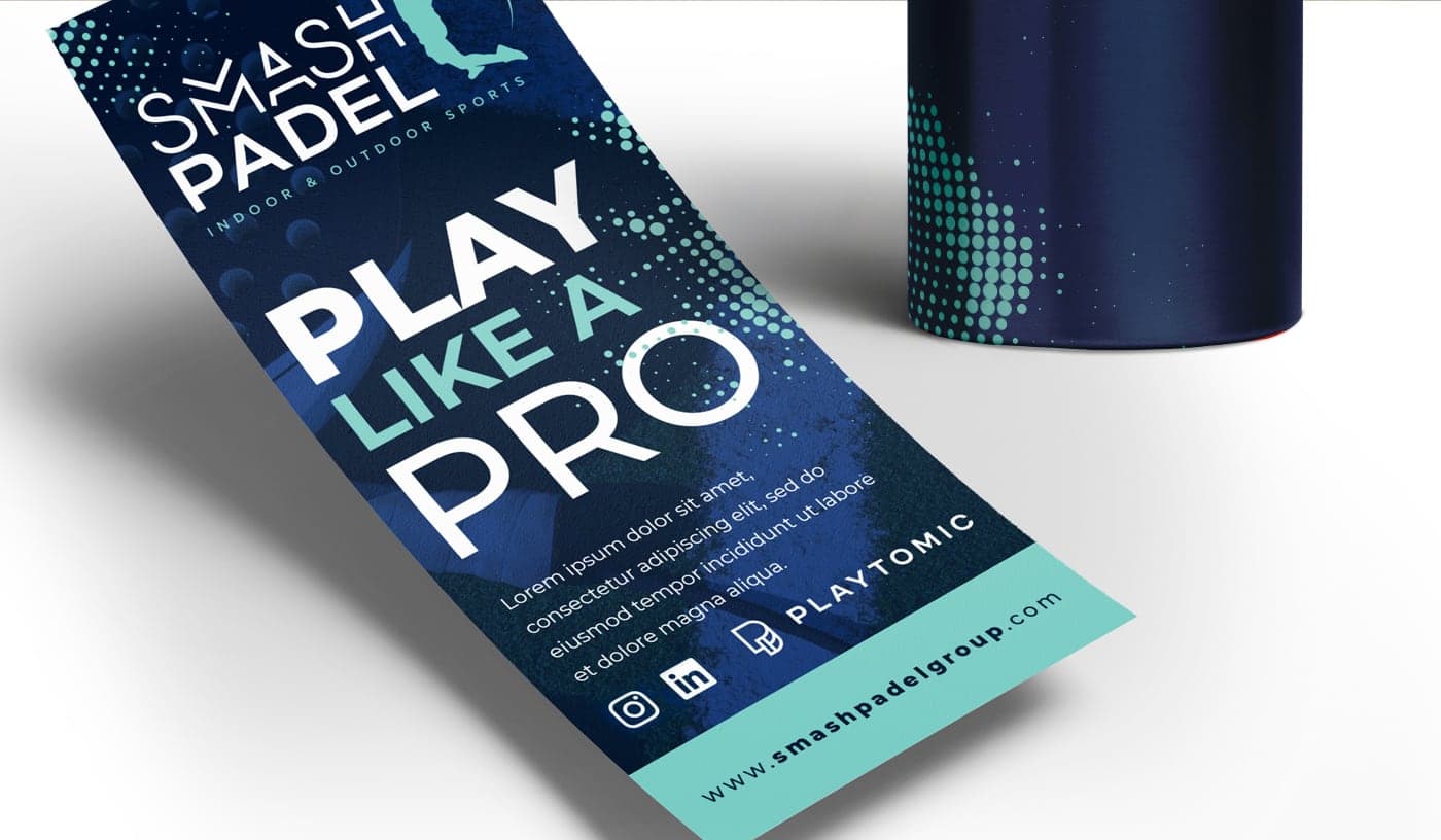 Flyer 'Play like a pro' junto a un vaso con patrón de puntos