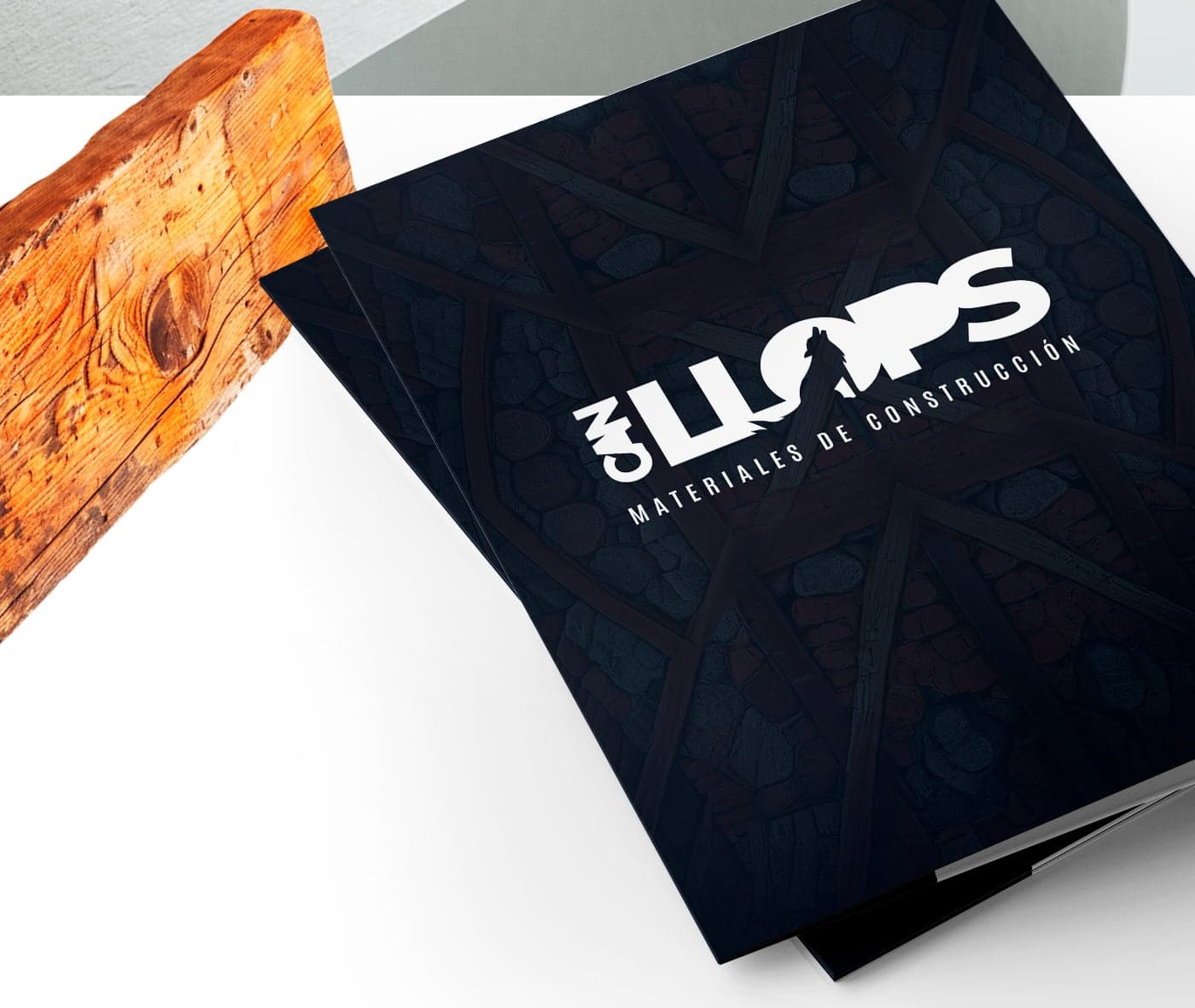 Carpeta corporativa amb el logotip sobre textura de pedra i fusta