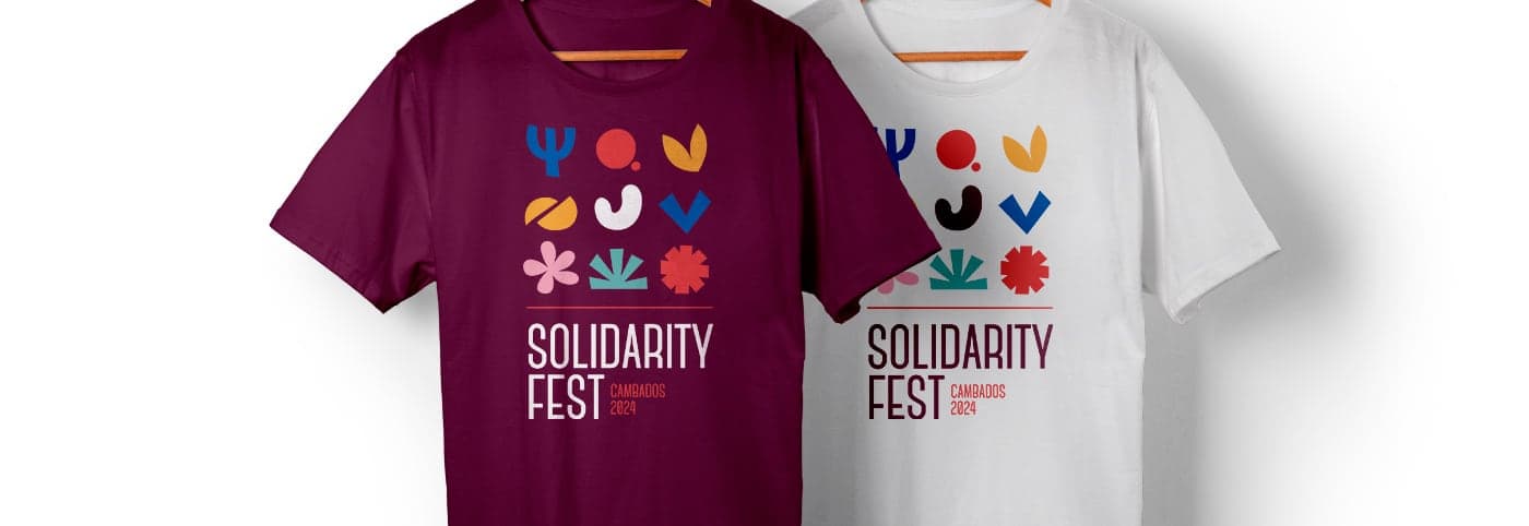 Camisetas granate y blanca con el logotipo del festival estampado