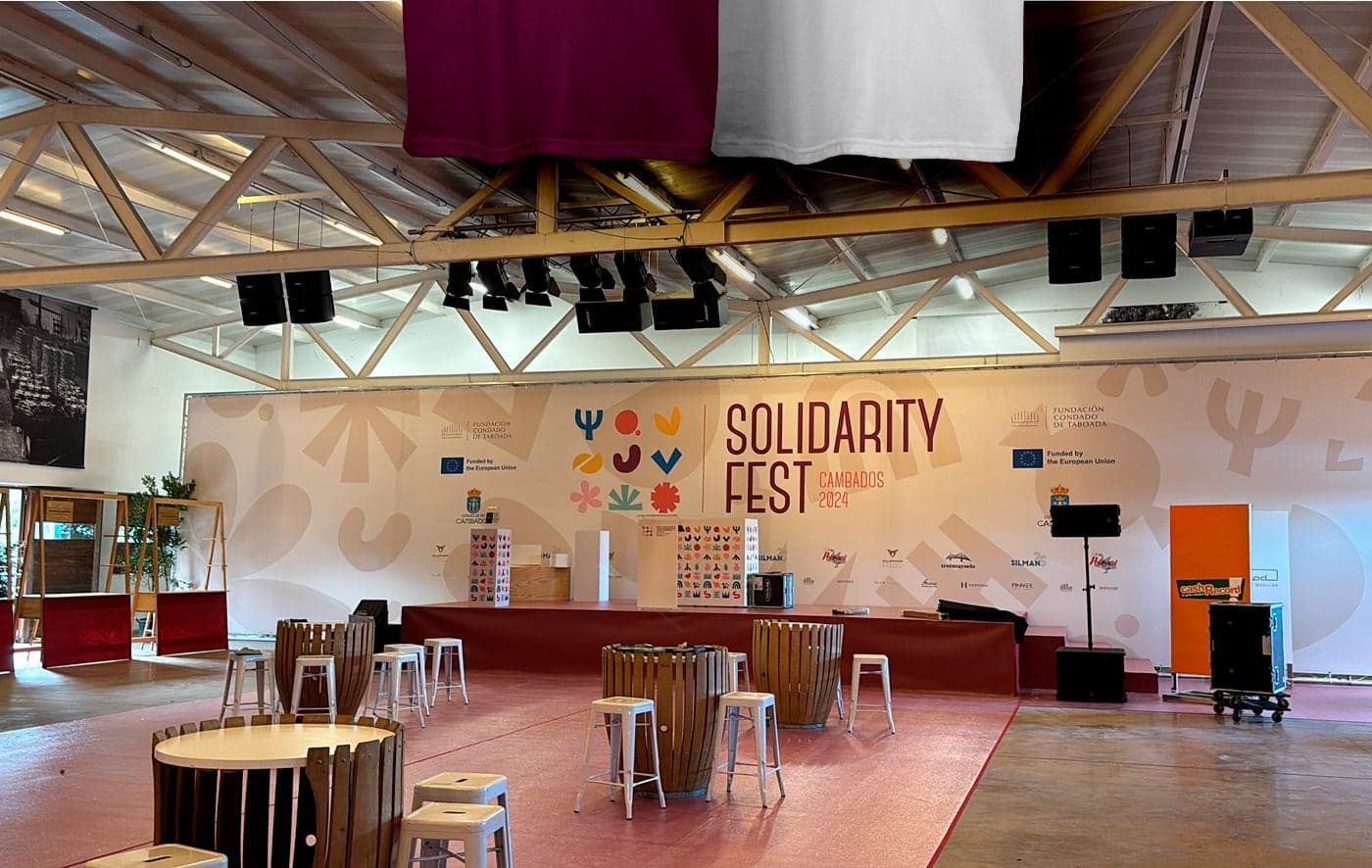 Interior del pabellón con el escenario y el photocall del Solidarity Fest