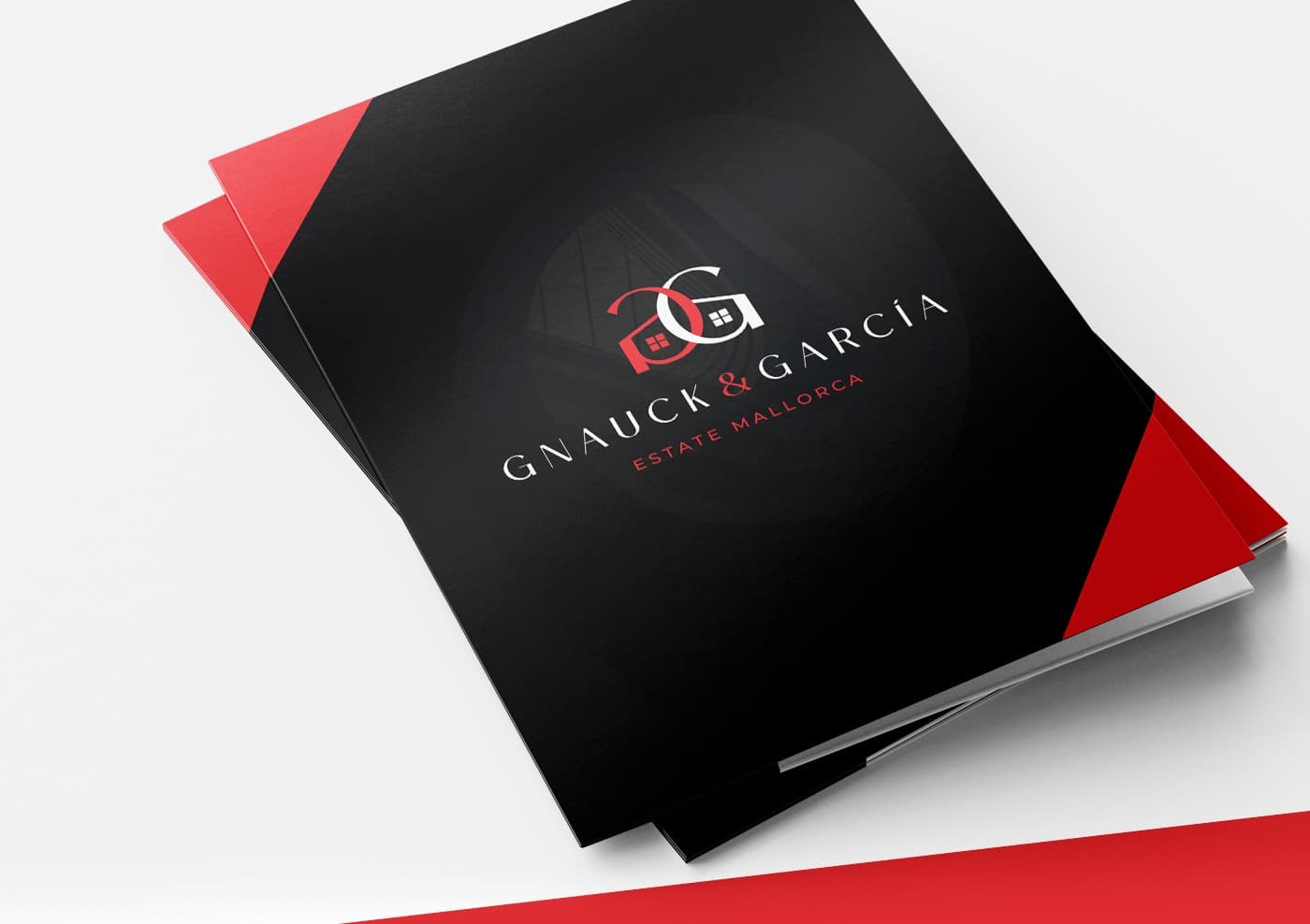 Mockup de carpeta corporativa negra con esquina roja y el logotipo de Gnauck & García