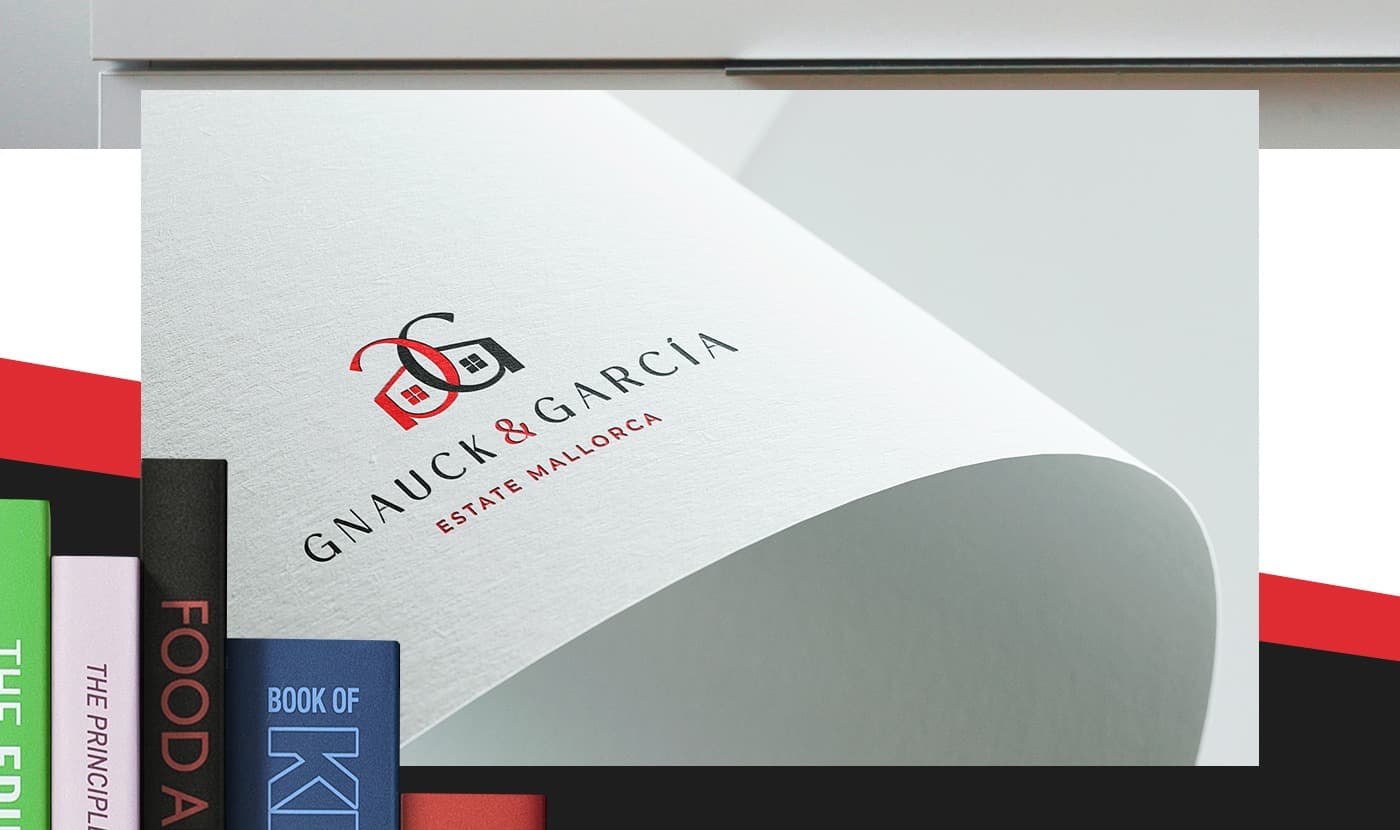Mockup de folleto con el logotipo impreso junto a una pila de libros