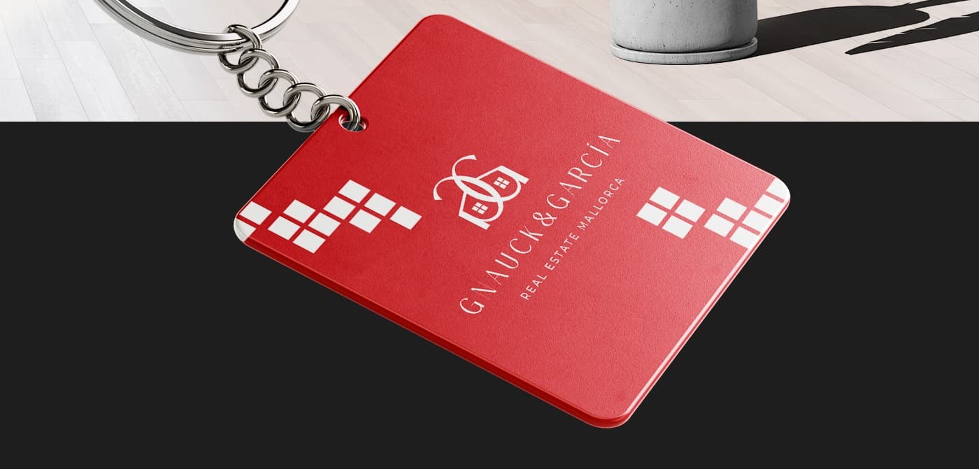 Llavero rojo con el logotipo y un patrón geométrico de ventanas