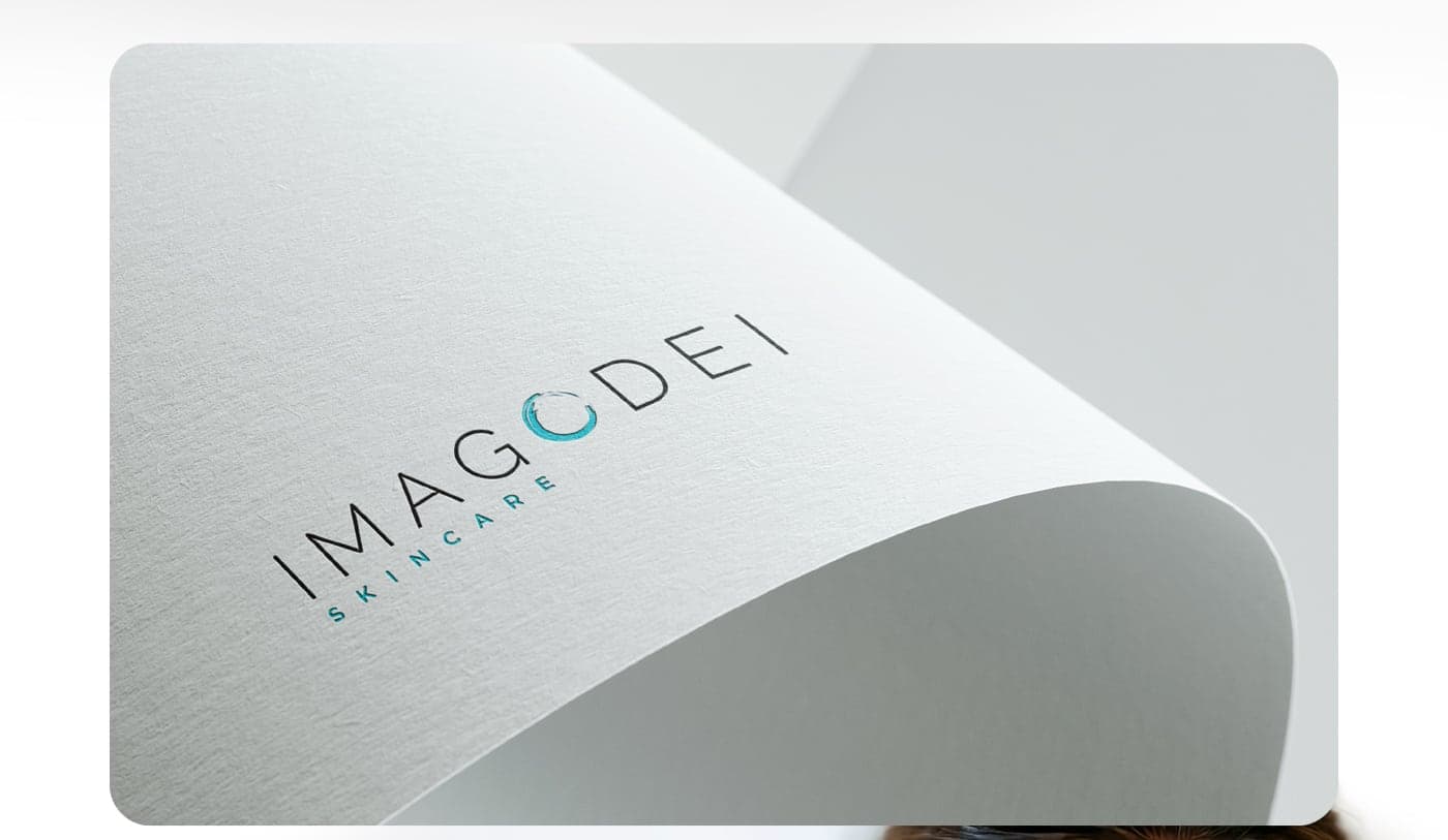 Detall macro del logotip gravat sobre paper corbat