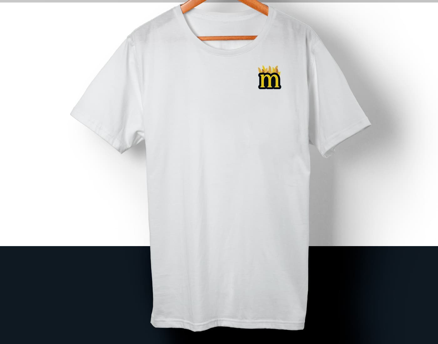 Camiseta blanca con el isotipo de la m coronada de gajos de patata bordado en el pecho