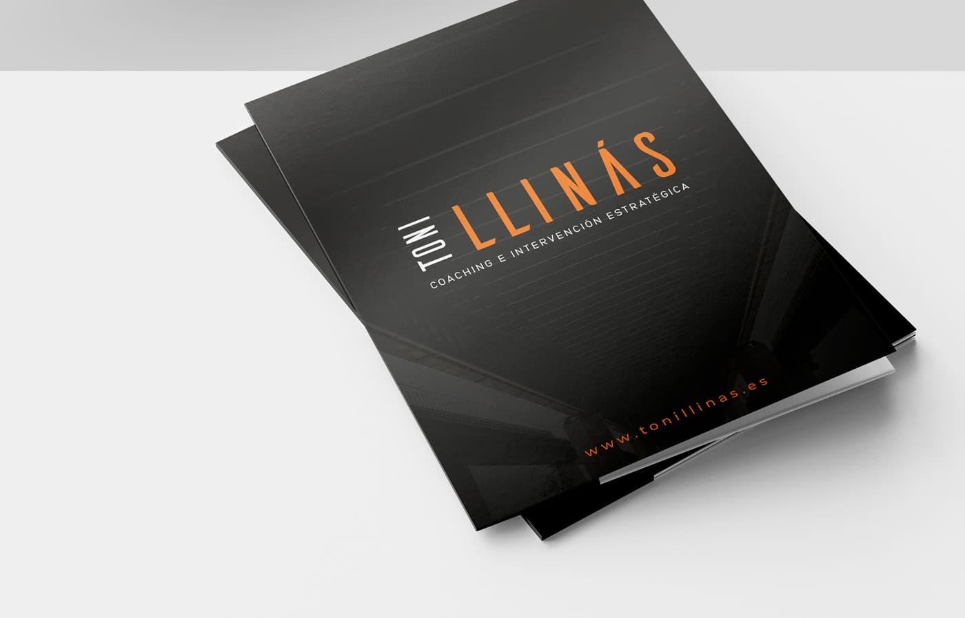 Dossier corporatiu negre amb el logotip Toni Llinàs en taronja