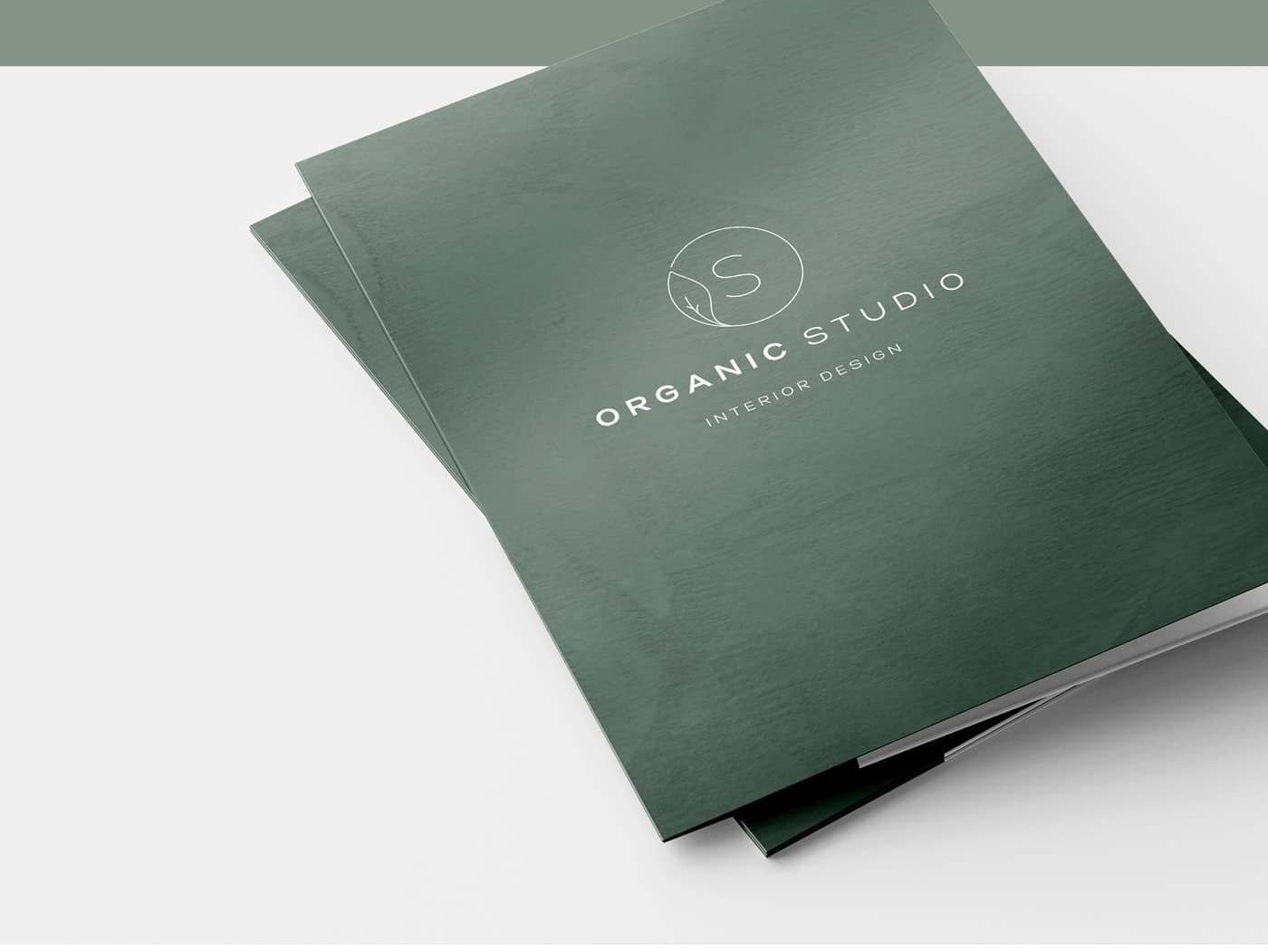 Mockup de carpeta corporativa verde con el logotipo de Organic Studio