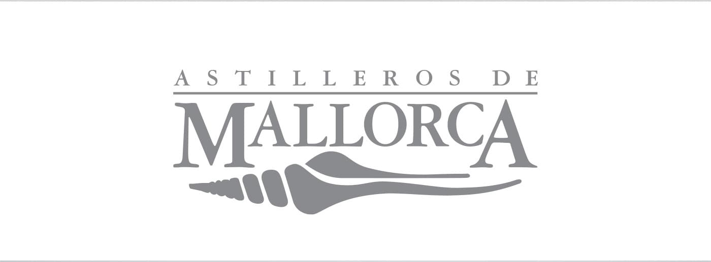 Logotip d'Astilleros de Mallorca en gris amb motiu nàutic de timó i estela
