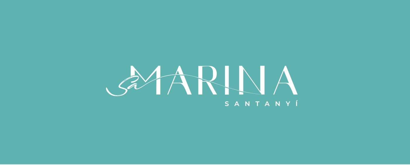 Logotipo de Sa Marina en blanco sobre fondo turquesa mediterráneo