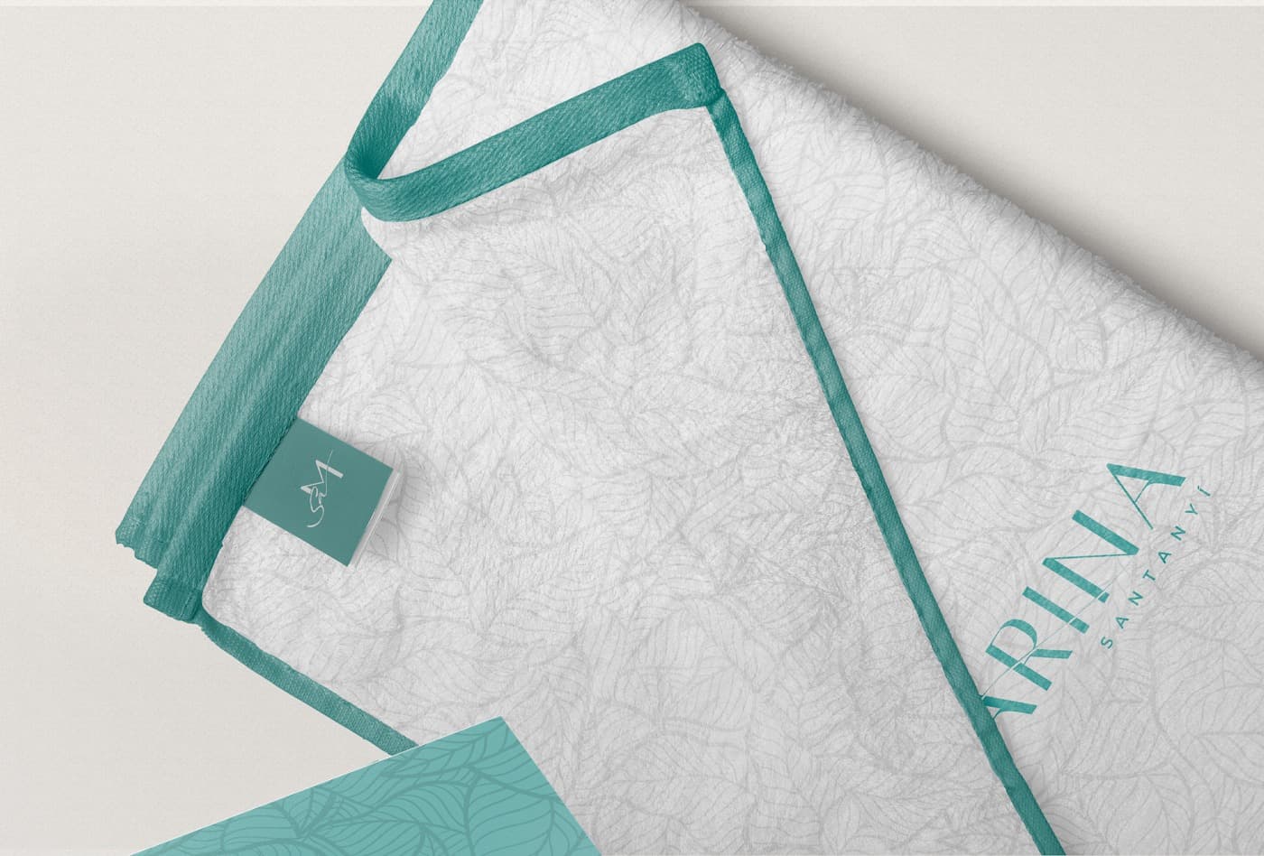 Mockup de toalla textil con etiqueta y anagrama de Sa Marina