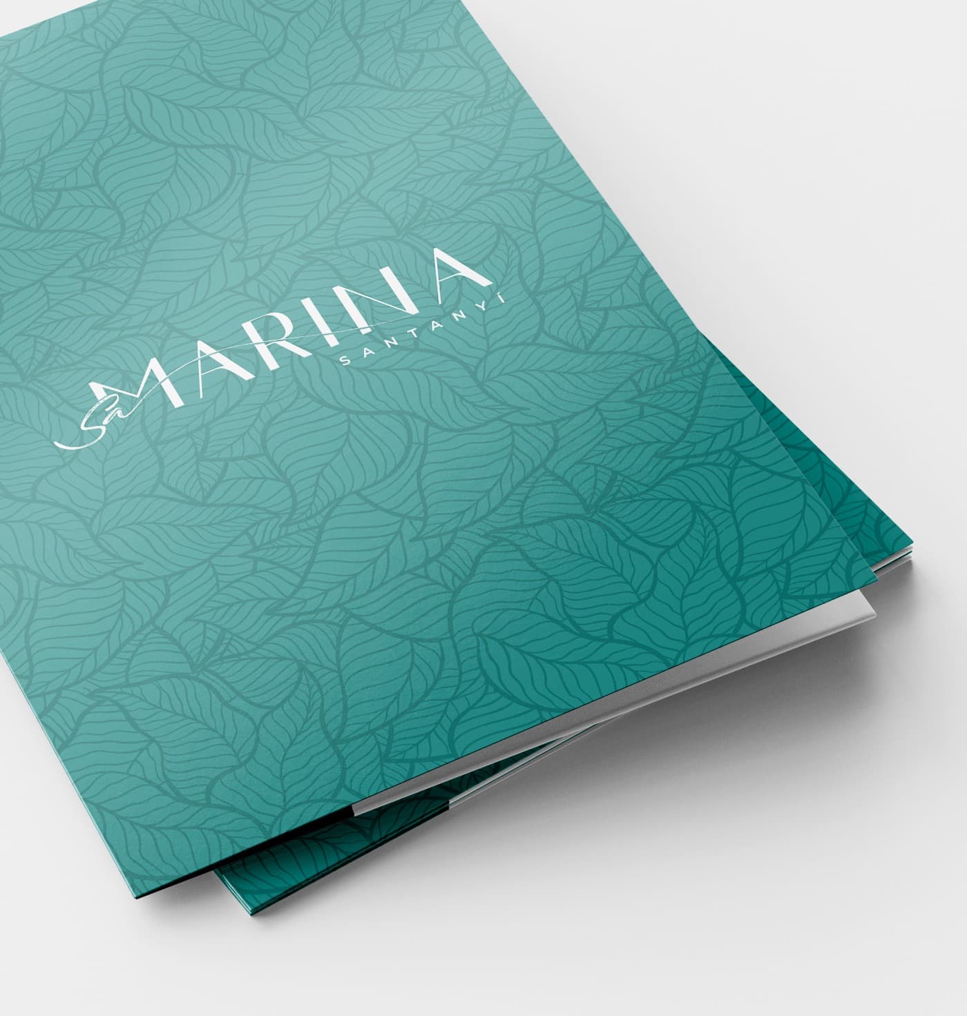Mockup de dípticos con estampado de hojas y logotipo en portada