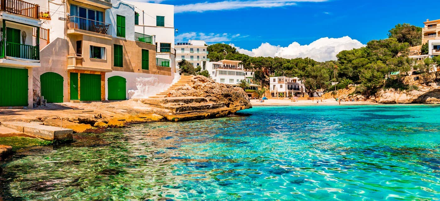 Vista de la cala de Santanyí con casas encaladas y mar turquesa