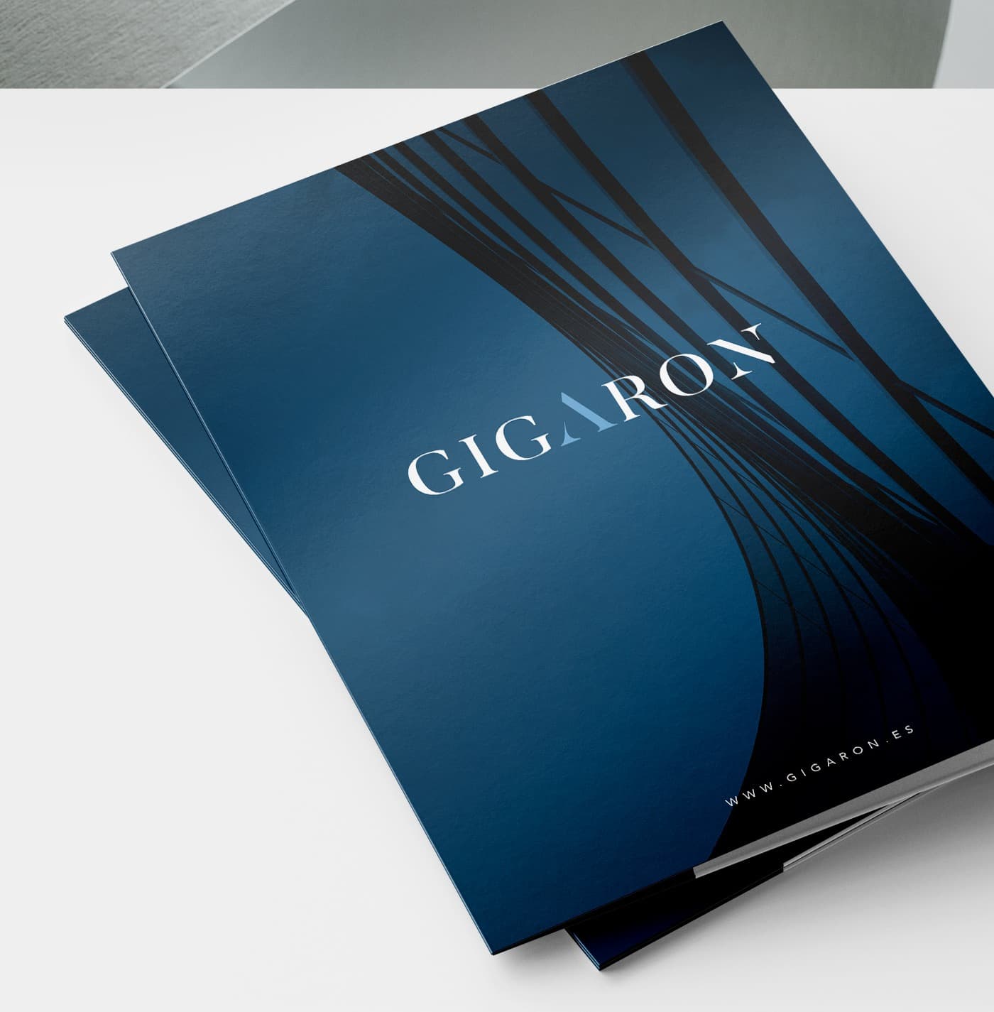 Mockup de dossier corporatiu de GIGARON amb línies dinàmiques blau fosc
