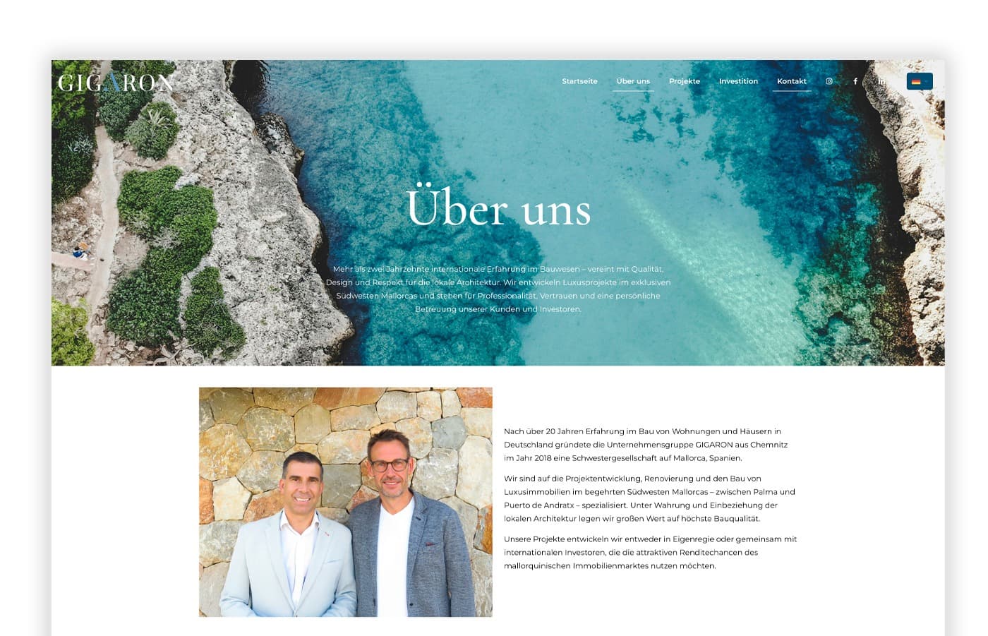 Pàgina Über uns amb vista aèria d'una cala i fotografia dels socis de GIGARON