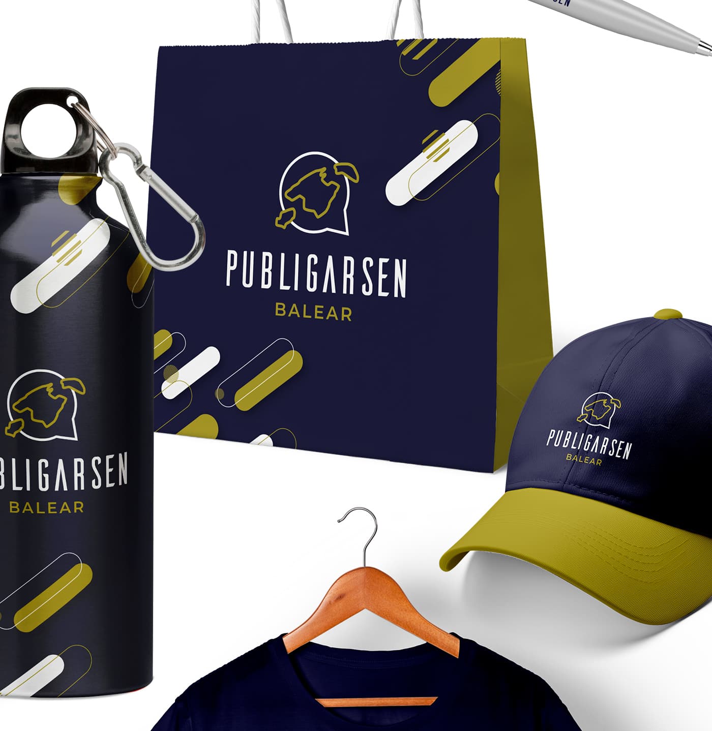 Bolsa de papel, gorra, camiseta y botella con el logotipo en azul marino y verde oliva