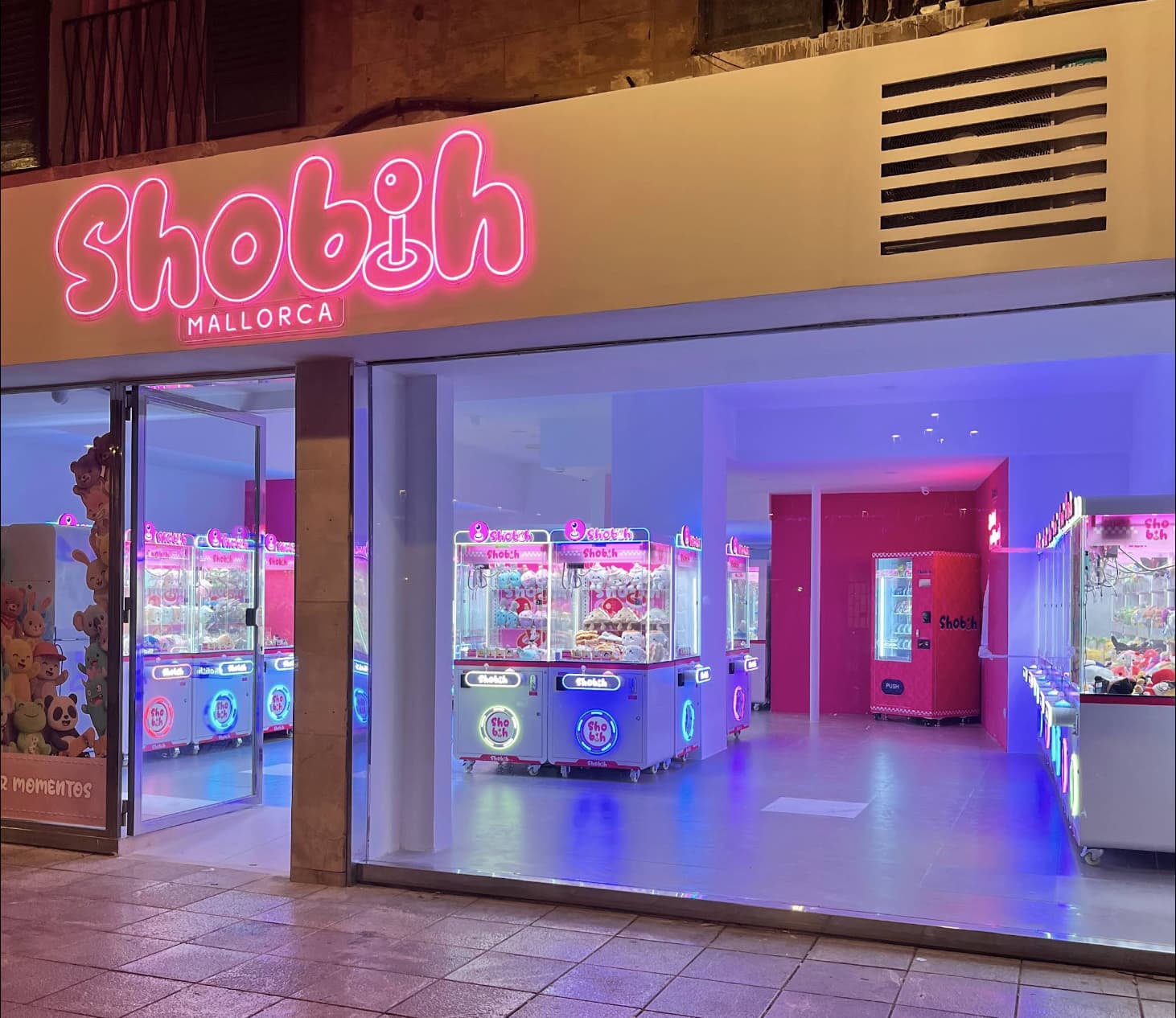 Fachada nocturna del local con el rótulo de neón Shobih Mallorca