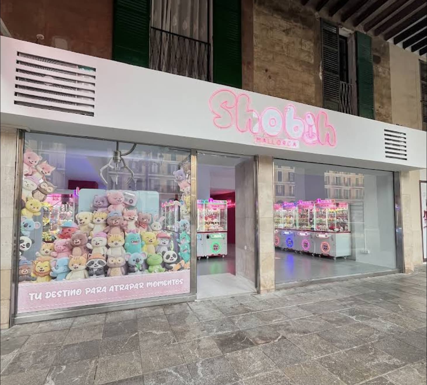 Escaparate diurno de la tienda con peluches y el lema Tu destino para atrapar momentos