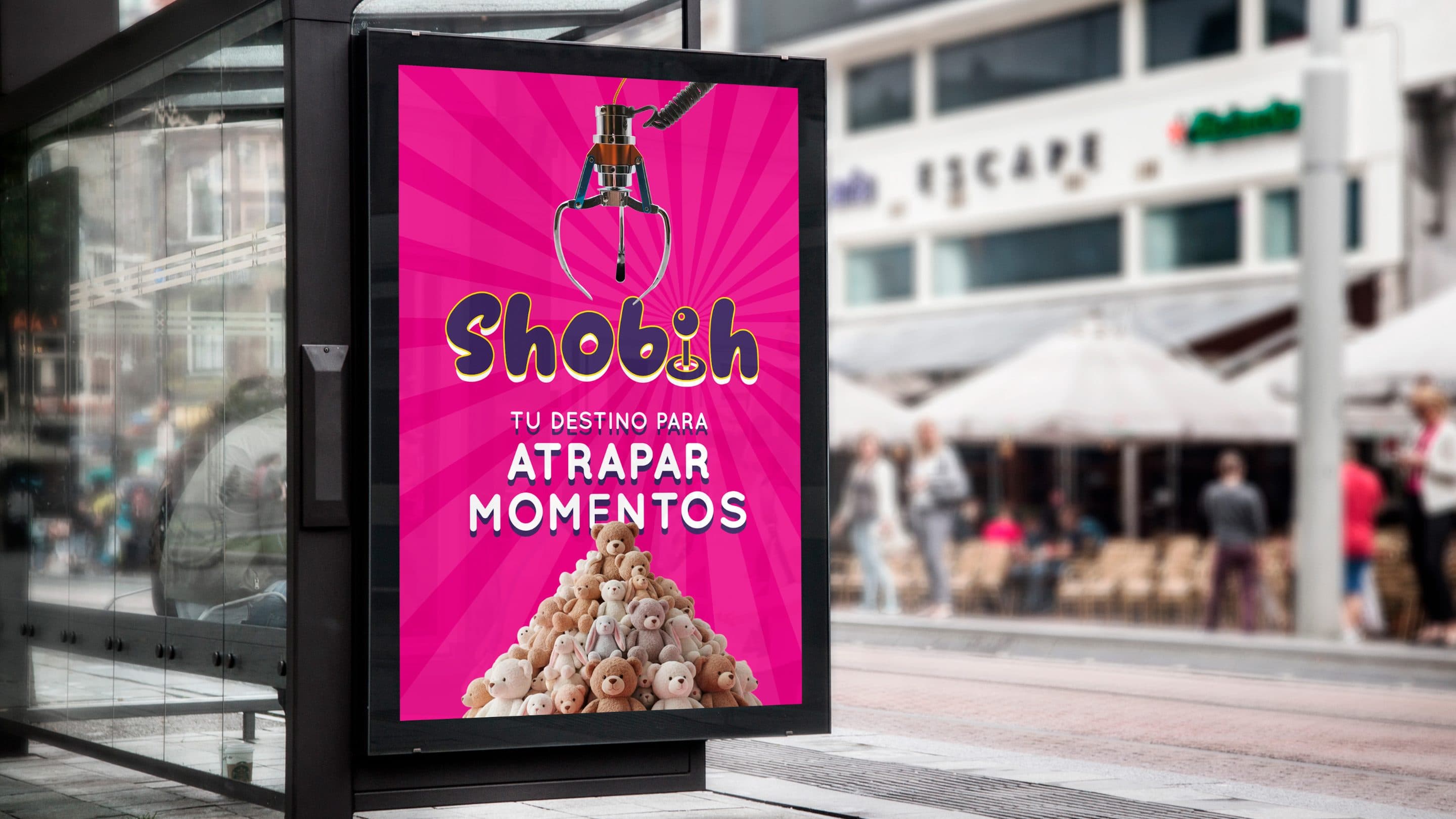 Cartel publicitario en una marquesina con el lema Atrapar momentos y peluches