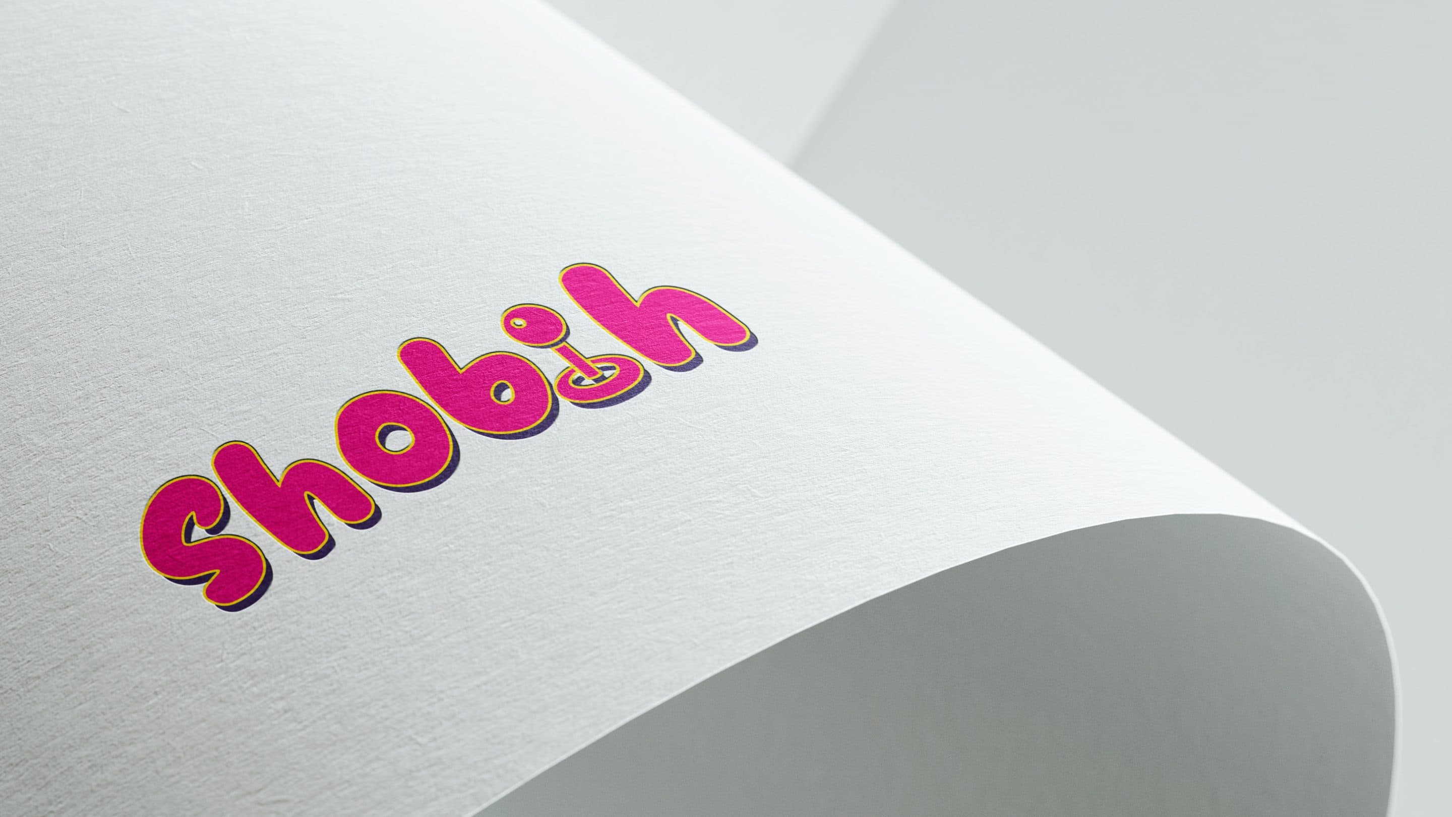 Detalle del logotipo en relieve rosa sobre papel curvado