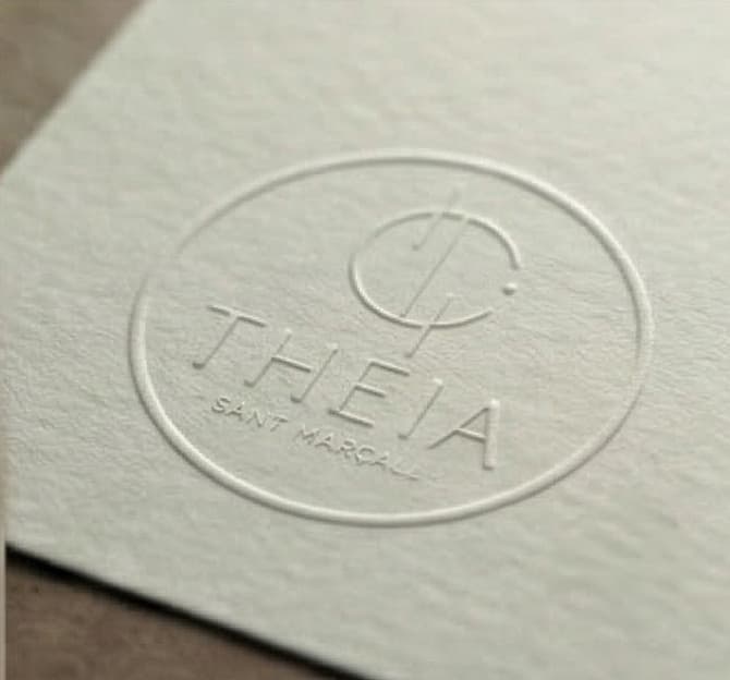 Detall del logotip de Theia en relleu sec sobre paper texturitzat