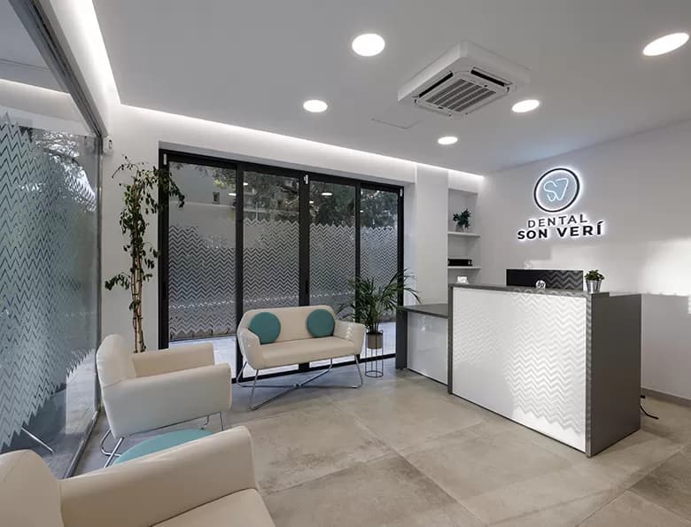 Una identitat corporativa completa per a una clínica dental de confiança.