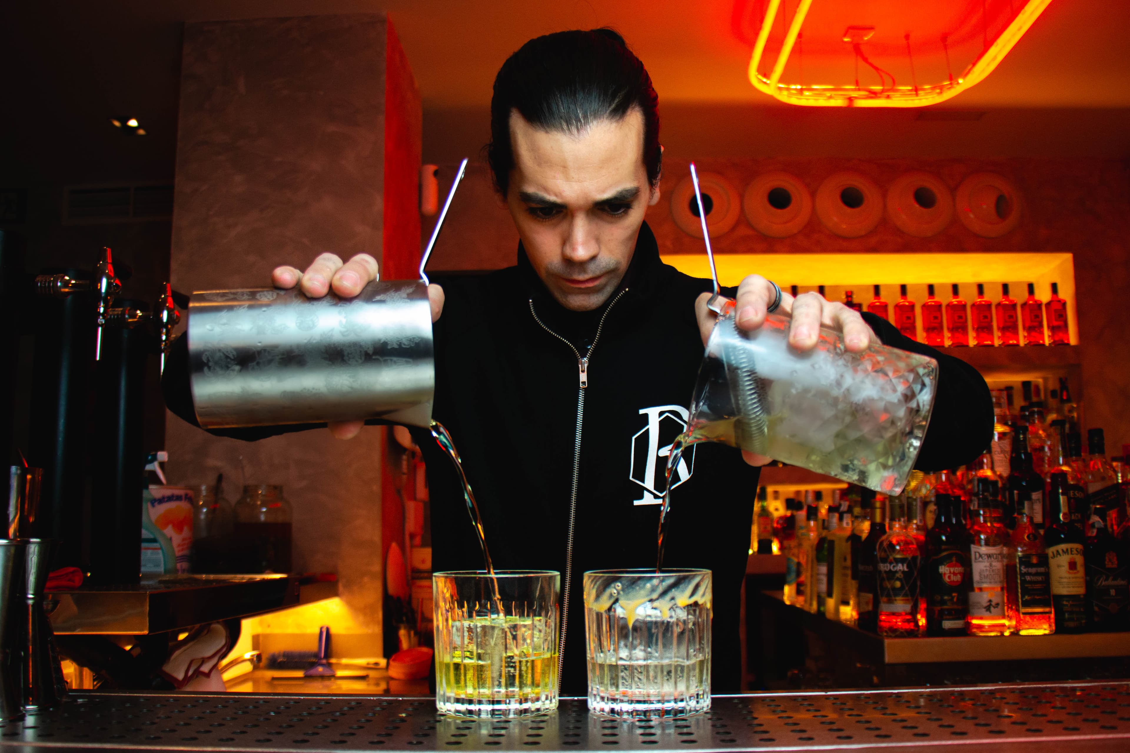 Una coctelería que convierte el nombre de una película de terror en una experiencia nocturna.